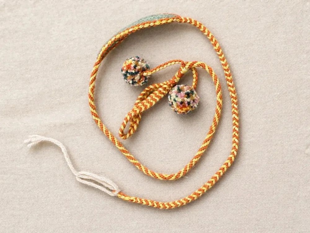 Dopamine D11 — Golden cord · Amber-black beads
