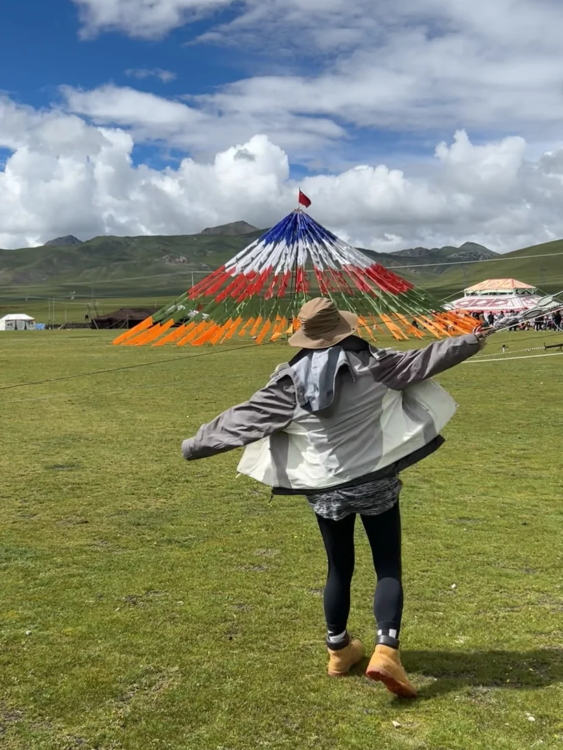 On the Yushu grassland, the wurdoo is swung back and the arm cocks up