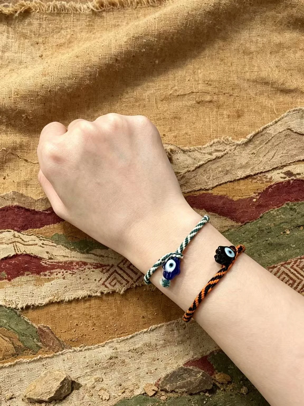 Nine-eye bracelets worn on the wrist